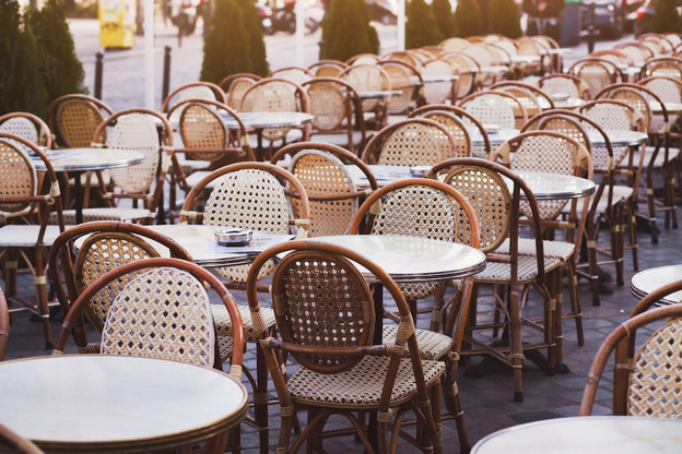 Certains cafés et restaurants pourront bénéficier d’une terrasse plus grande, et ceux qui n’en avaient pas pourront en ouvrir une, par exemple en enlevant des places de stationnement. (Photo: Shutterstock)