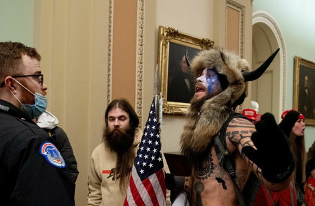 Après un discours de Donald Trump, certains de ses supporters ont pénétré dans le Capitole pour empêcher la confirmation des votes des grands électeurs. Ils ont fini par être délogés par l’armée et la procédure a repris vers quatre heures du matin, heure luxembourgeoise. (Photo: compte Twitter de la Licra)