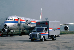 Plus rapide et avec une plus grosse charge utile que CL-44, le DC-8 s’impose. (Photo: Cargolux)