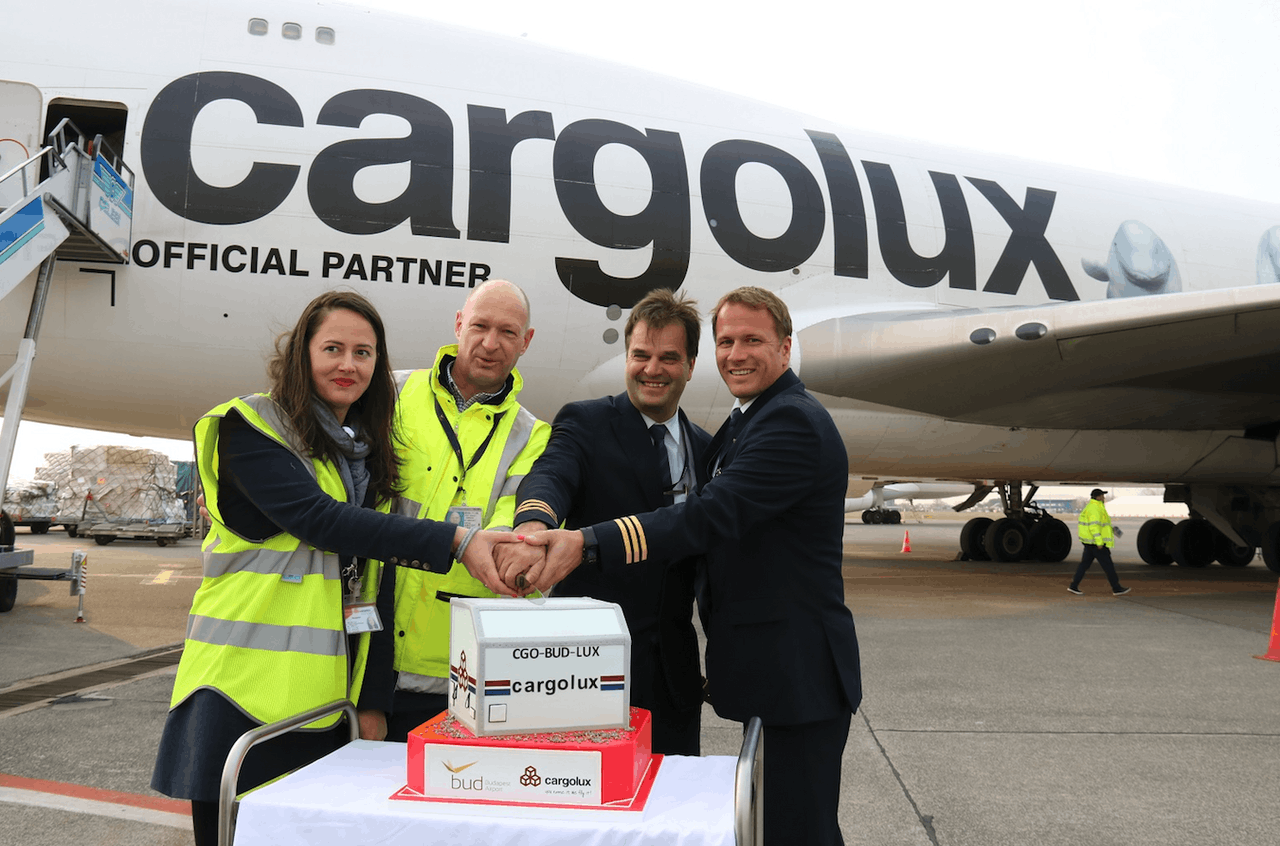 Eva Balazs, Cargolux Budapest station manager, Jost Lammers, CEO de l’aéroport de Budapest, aux côtés des membres d’équipage de Cargolux qui ont effectué le vol inaugural CGO-BUD mercredi matin. (Photo: Cargolux)