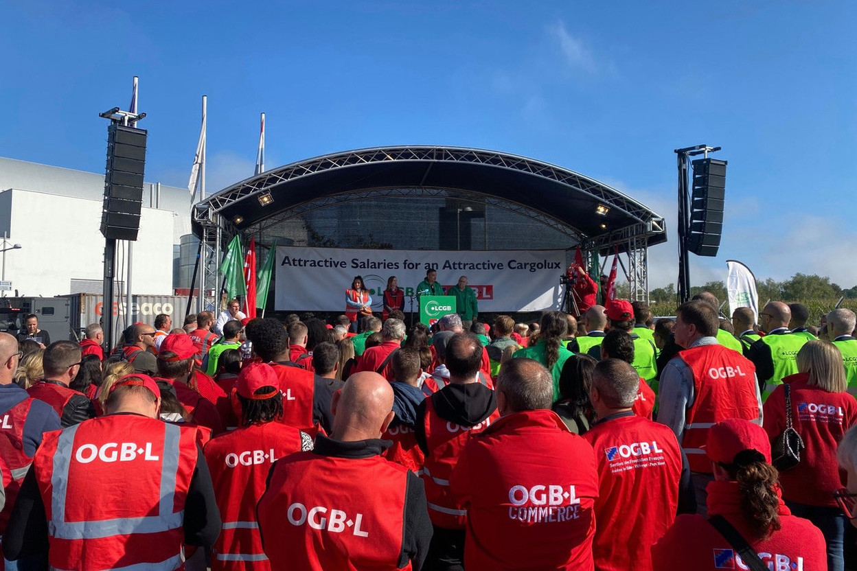Employees and supporters gather at Findel airport as part of a strike on 14 September (and which continues on 15 September). The unions are asking for a 6% pay raise and a new pay scale. Photo: Jeremy Zabatta/Maison Moderne