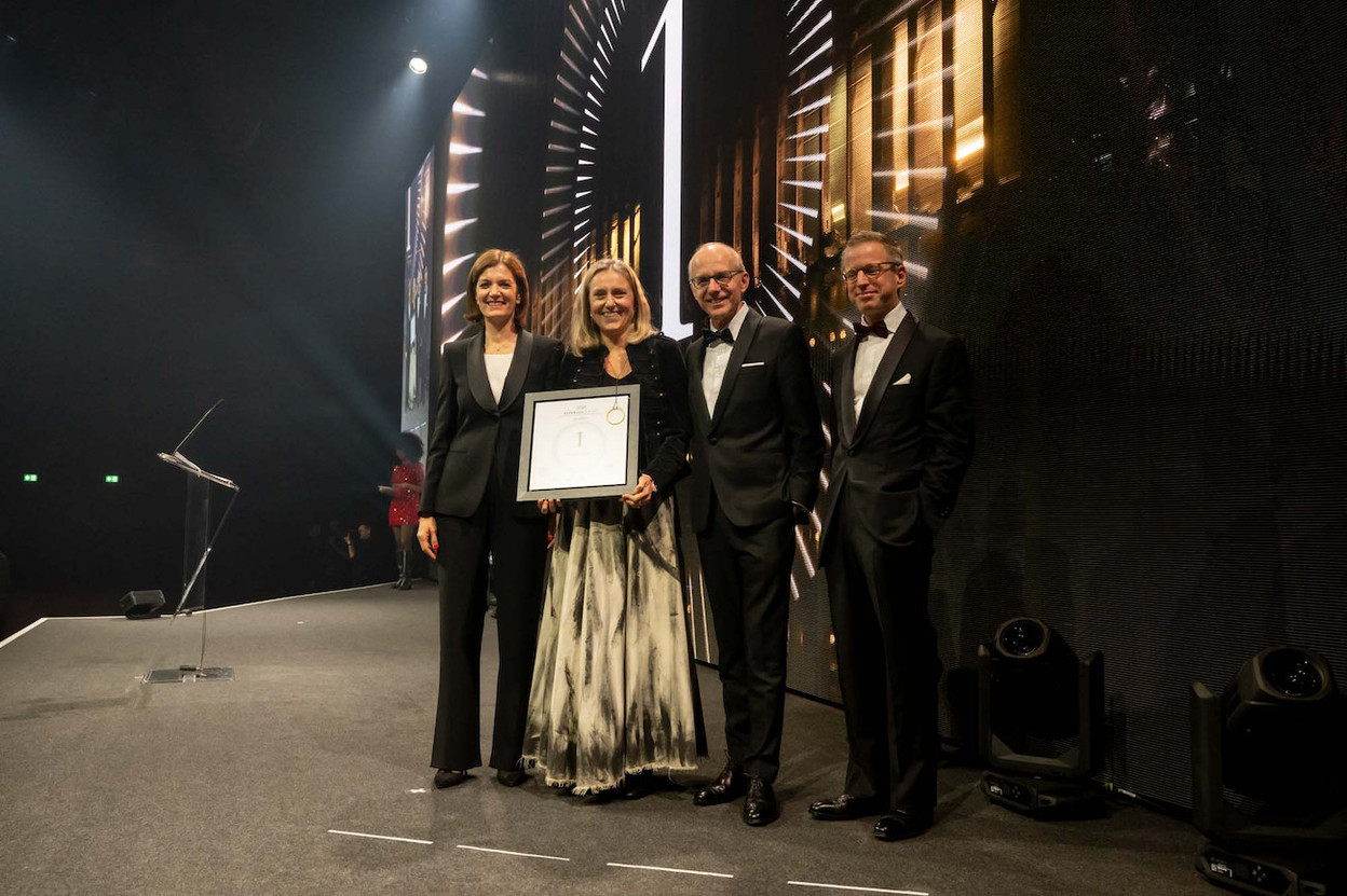 Surrounded by 2022 winner Julie Becker, prime minister Luc Frieden and PWC CEO François Mousel, Carole Muller was named the most influential person in Luxembourg’s business world this year, 10 December 2024. Photo: Nader Ghavami / Maison Moderne