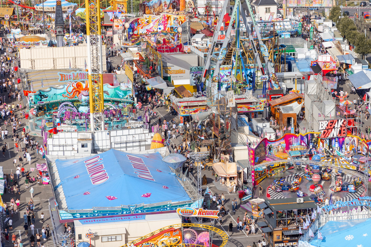 La fête foraine du Glacis a séduit un grand nombre de personnes depuis son ouverture mercredi dernier. (Photo: Romain Gamba/Maison Moderne)