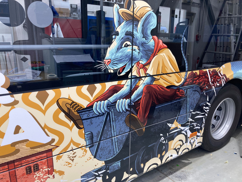 A rat with a bandana joyrides a mining cart across the side of a T.I.C.E. bus, as the universe of illustrator “Mope” spreads to the transport network and incorporates themes of Luxembourg’s south. Photo: Alain Welter