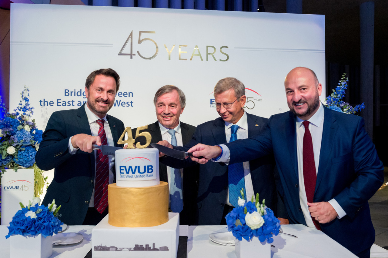 Xavier Bettel, Jeannot Krecké, Vladimir Ievtouchenkov et Étienne Schneider réunis lors de la célébration du 45e anniversaire d’East-West United Bank (EWUB). (Photo: Maison Moderne/Archives)