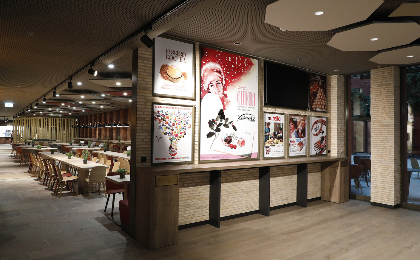 L'histoire de Ferrero est présente dans les espaces communs à travers des affiches historiques des produits. (Photo: Jacques Giral)