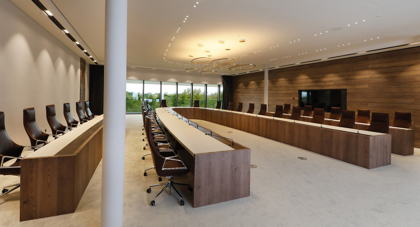 34 personnes peuvent prendre place dans cette salle du conseil. (Photo: Jacques Giral)