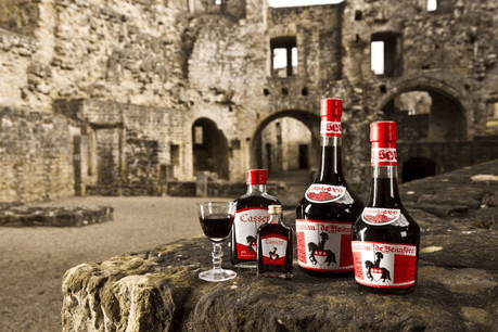 Vin ou crémant luxembourgeois, champagne, eau-de-vie ou même eau tout court, le Cassero semble pouvoir s’accommoder de tout, ou presque! (Photo: Château de Beaufort)