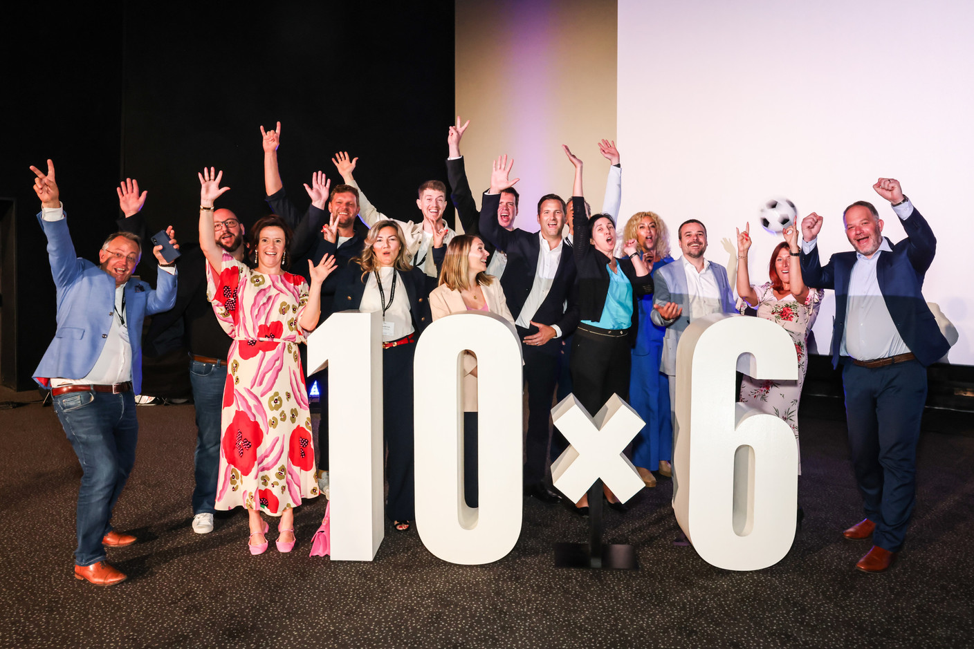 Pedro Castilho (Verbalius), Laurent Peusch (ADEM), Nathalie Thunus (S.F.C. Conseil), Sven Mol (Deel), Yoliana Bayona (PwC), ZachTraer (Talkwalker), Chloé Philibert (Arendt), Daniel Meyer (Fujitsu), Simon Gorbutt (LFF), Marc Blau (CGPO), Laurence Fransen (Baloise Assurances Luxembourg), Naouelle Tir (Prolingua), Alexandre Massol (Stëftung Hëllef Doheem), Stéphanie Kitoskis (Paperjam Club) et Laurent Derkum (Banque Raiffeisen). (Photo: Marie Russillo/Maison Moderne)