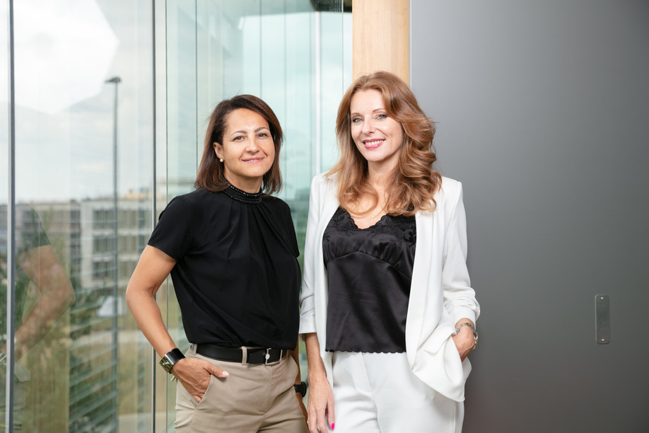 Catherine Baflast (left with Cindy Arces) wants to make PwC Legal an innovative firm, develop the concept of the "lawyer-entrepreneur" and be at the forefront of digitalisation. (Photo: Romain Gamba/Maison Moderne)
