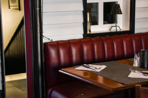 Ambiance brasserie dans la salle de La Fontaine. (Photo: Jordan Sapally)