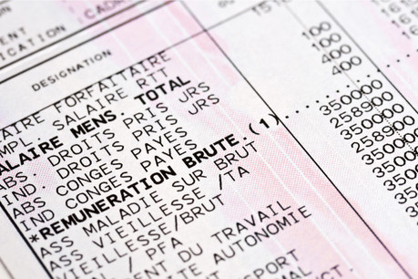 Le crédit d’impôt énergie arrivera automatiquement sur la fiche de paie et le compte des employés concernés, en une fois, avec leur salaire. (Photo: Shutterstock)