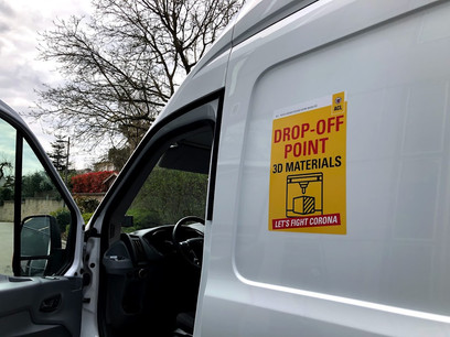 Tout un réseau solidaire s’est tissé au début de la crise. Par exemple, CFL Flex et l’ACL ont proposé de s’occuper gratuitement de la livraison des visières de sécurité, produites par l’asbl Letzprint. (Photo: Letzprint)
