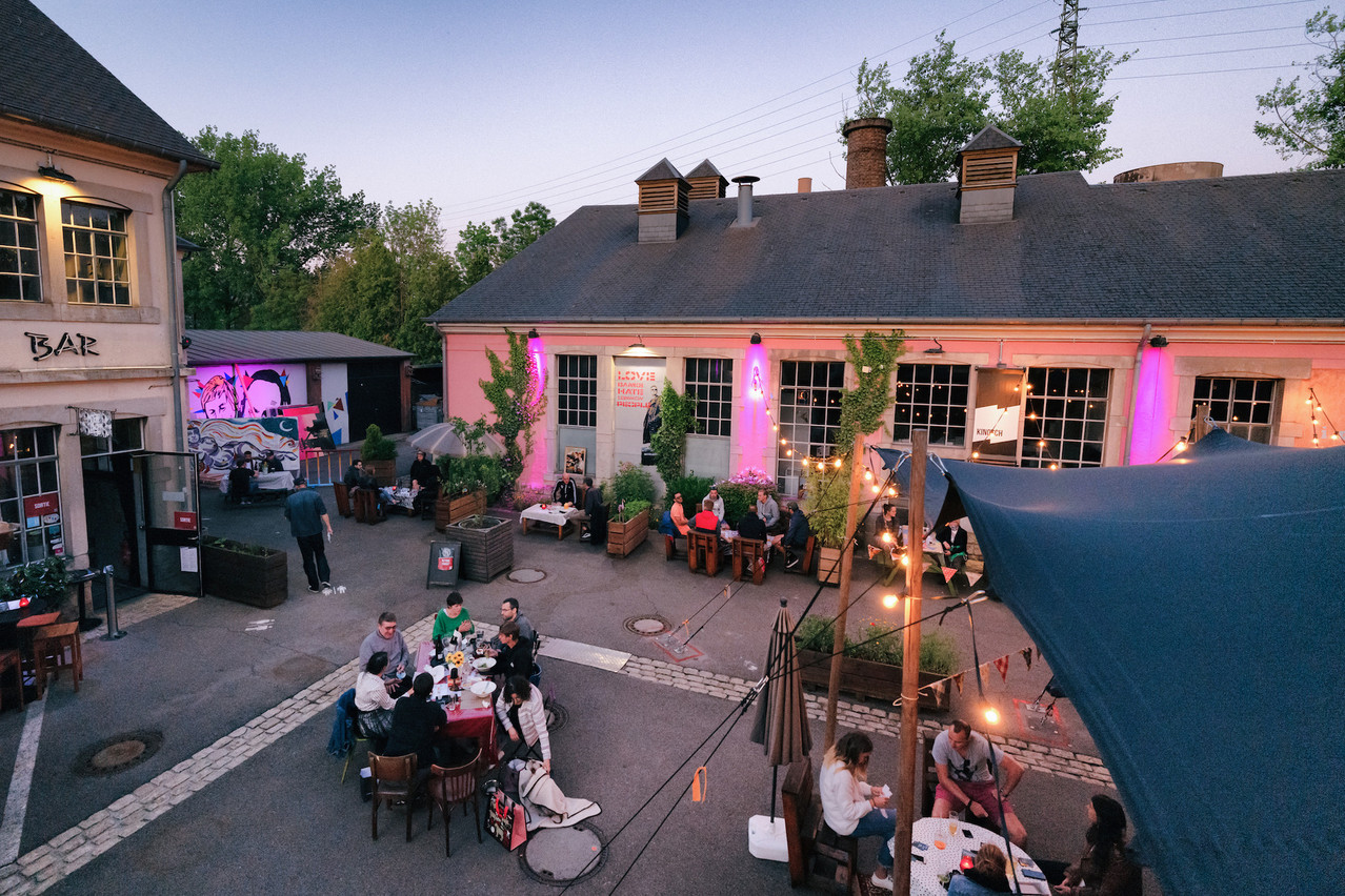 Le Kufa Summer Bar permet de passer un moment convivial et culturel en même temps. (Photo: Emile Hengen)