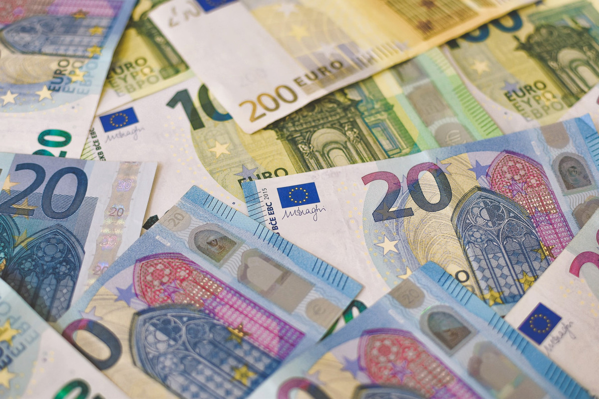 Central bank seeking euro note design advisors