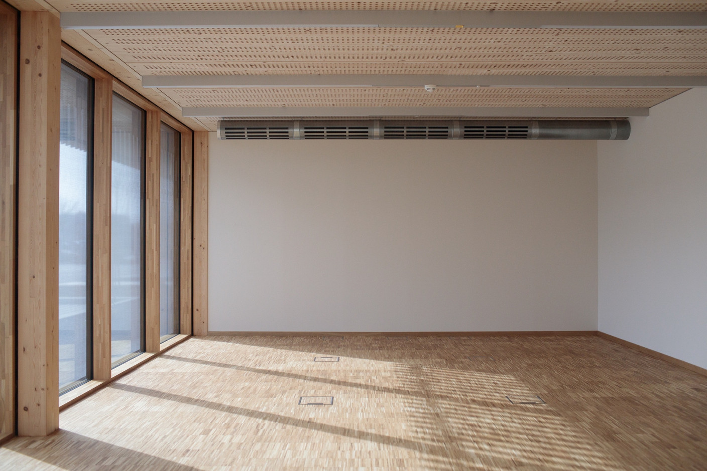 L’espace comprend aussi des salles de conférence, ainsi que des pièces pouvant accueillir des formations théoriques. (Photo: Matic Zorman/Maison Moderne)