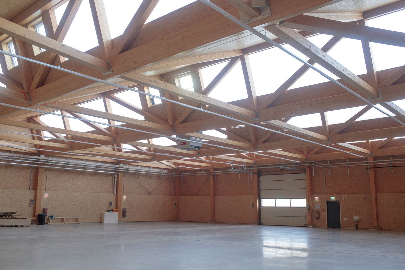 Les quatre sheds par hall ont une portée de 30 mètres pour un poids de 14 tonnes chacun. (Photo: Matic Zorman/Maison Moderne)