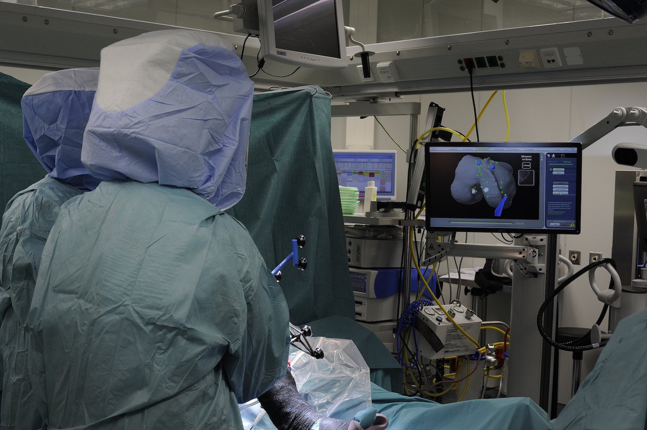 Depuis 2014, les Hôpitaux Robert Schuman ont réalisé plus de 1.700 opérations à l’aide d’un robot, à l’image du robot Mako, utilisé en chirurgie orthopédique.  (Photo: Gery Oth)