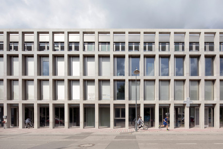 La trame régulière de la façade est une des caractéristiques fortes de ce projet. (Photo: Maxime Delvaux)