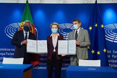 Le président du Parlement européen, David Sassoli, la présidente de la Commission européenne, Ursula von der Leyen, et le Premier ministre du Portugal, António Costa, qui assure la présidence du Conseil, ont assisté à la cérémonie officielle de signature du règlement relatif au certificat Covid numérique de l’UE, marquant ainsi la fin du processus législatif. (Photo: Commission européenne)