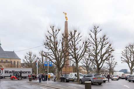 Le parking autour de la Gëlle Fra devrait disparaître selon le projet de réaménagement de la place de la Constitution. (Photo: Romain Gamba/Maison Moderne)