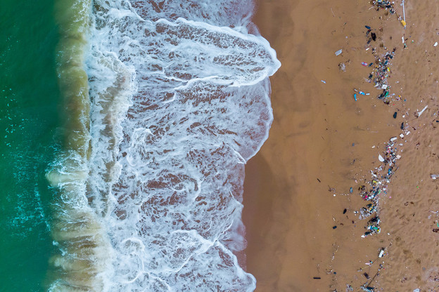 Les morceaux de plastique et ceux de polystyrène, ainsi que les mégots, composent toujours le podium des déchets les plus ramassés en 2021 le long des plages. Les bouteilles sont entrées dans le top 5. (Photo: Shutterstock)