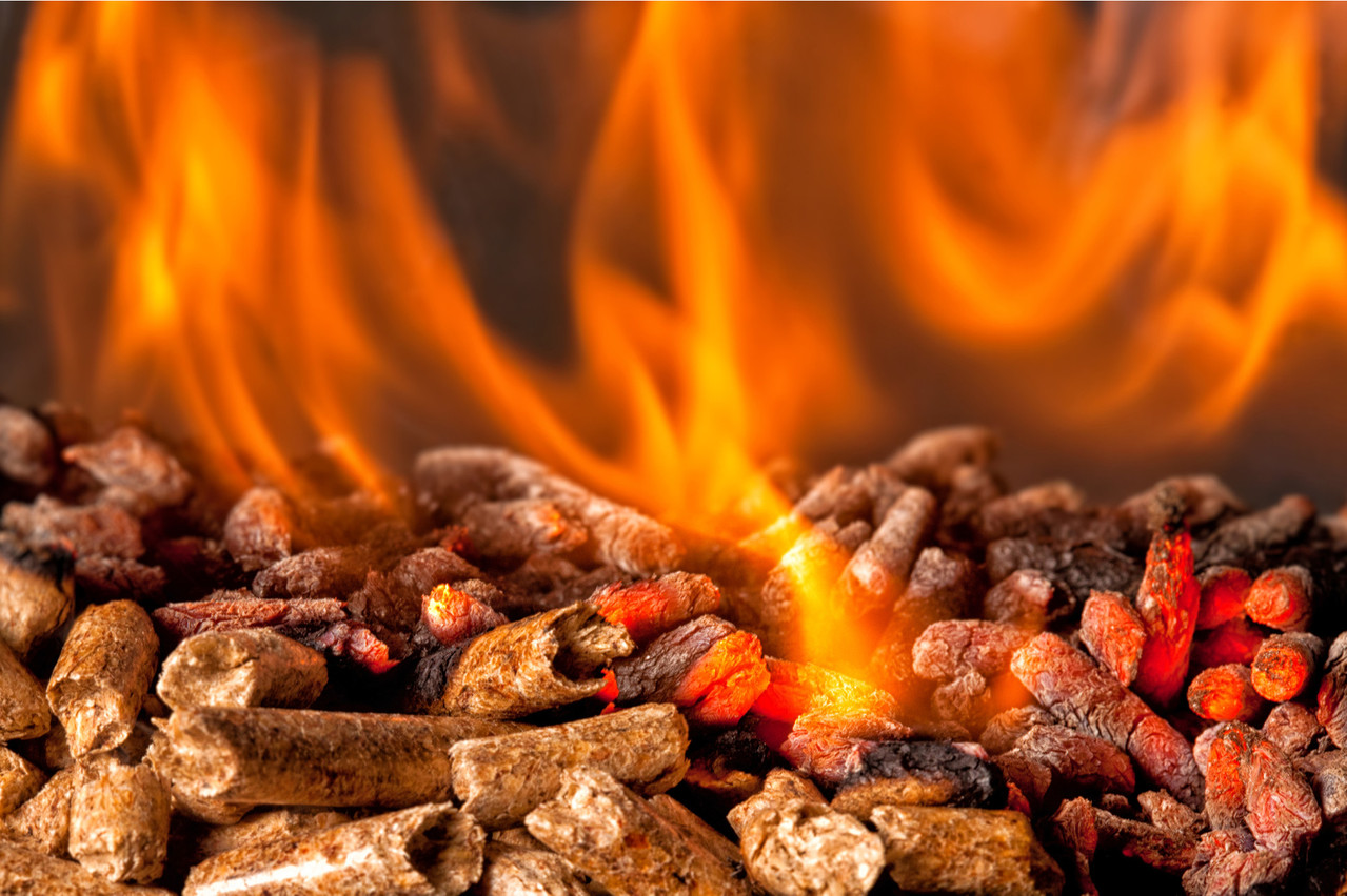 Poêles à pellets, à bois, pompes à chaleur… Les consommateurs investissent pour réduire leur facture de gaz. (Photo: Shutterstock)
