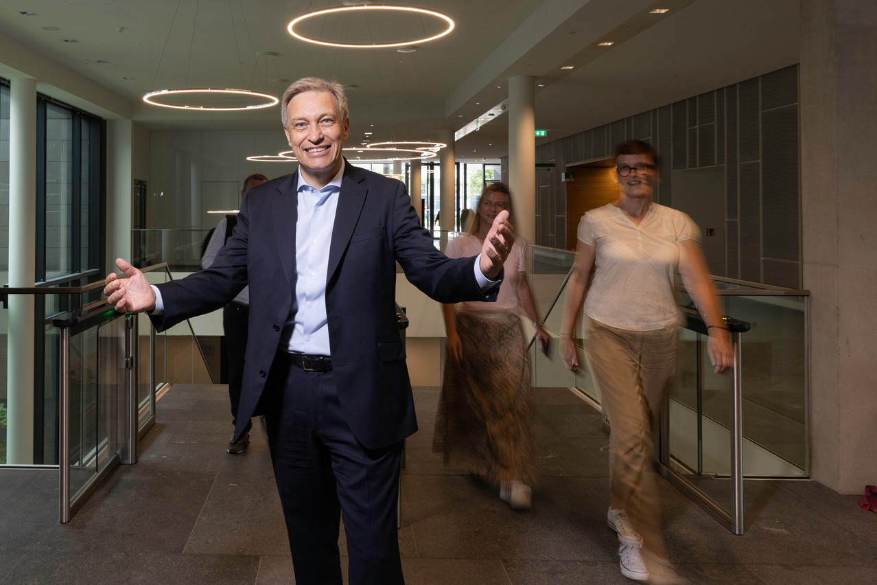 Le DRH du groupe BNP Paribas au Luxembourg, Louis de Looz-Corswarem, à la sortie de la cantine du personnel. (Photo: Guy Wolff/Maison Moderne)