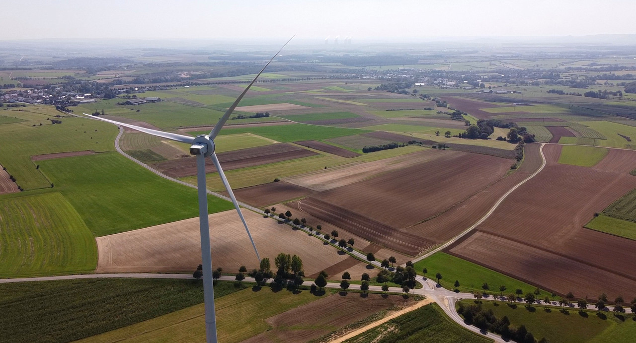 Cette éolienne, située à Filsdorf, dans la commune de Dalheim, à la limite de la commune de Frisange, est tout un symbole. À vol d’oiseau, elle n’est qu’à 14 kilomètres de la centrale nucléaire française. (Photo: DR)