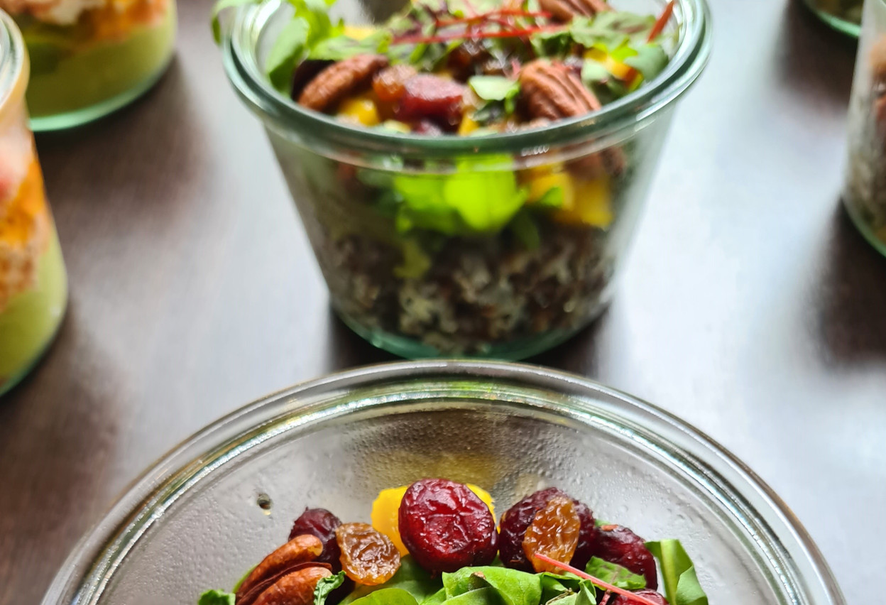 Sodexo propose une gamme de produits servis dans des bocaux en verre. Pour le reste, les clients peuvent aussi emporter leurs plats en Ecobox. (Photo: Sodexo)