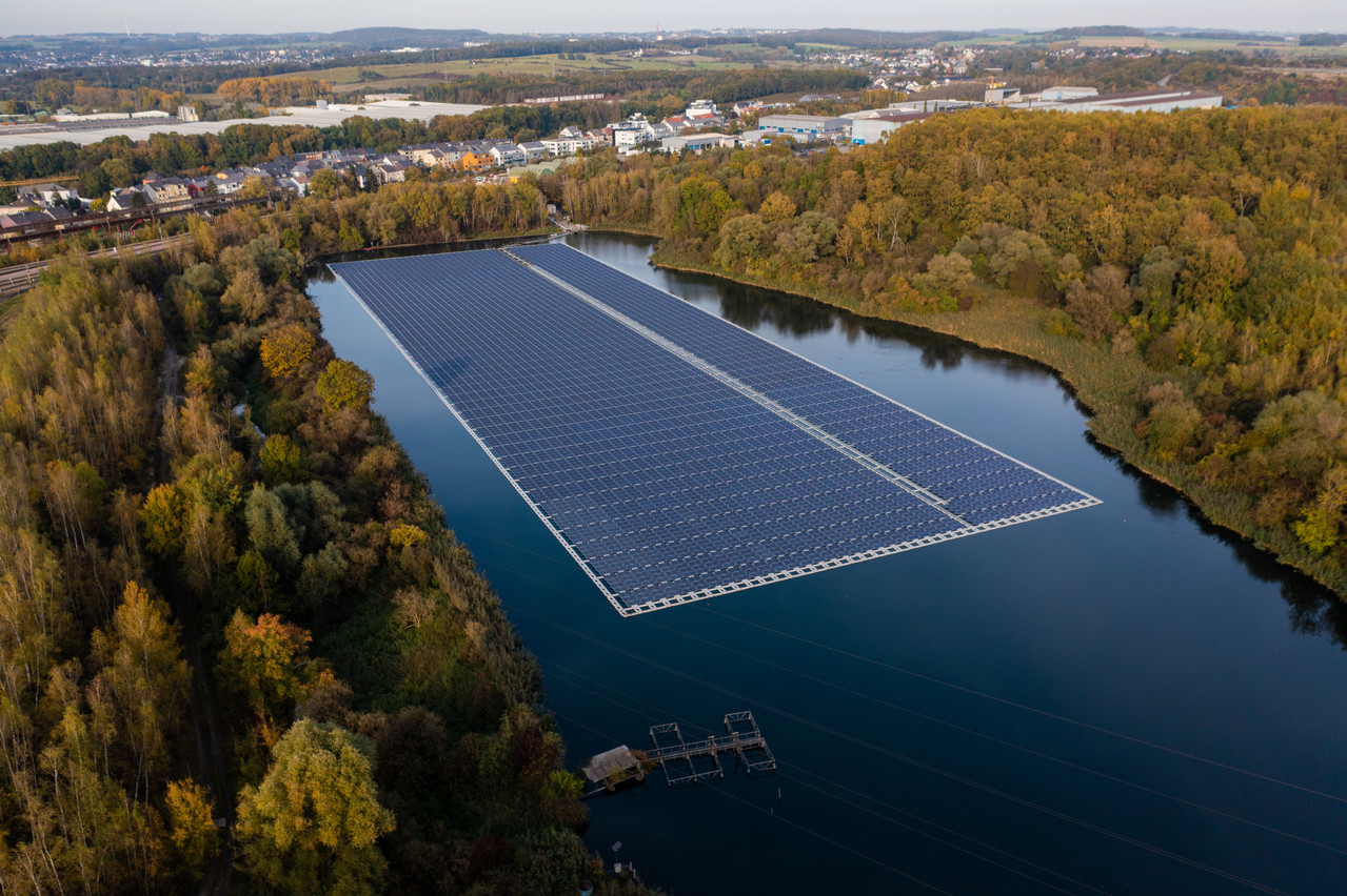 Installée par Enovos sur le bassin d’ArcelorMittal à Differdange, cette centrale photovoltaïque inaugurée en 2021 représente plus de 3 MW de puissance installée. Elle fait partie des 17 centrales photovoltaïques de plus de 1 MW en service depuis 2020. (Photo: ArcelorMittal)