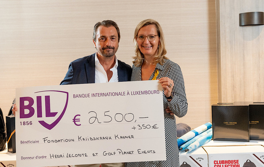 Henri Leconte remet un chèque à la Fondation Kriibskrank Kanner lors de l’édition 2021 de la Car Avenue Invitational Golf Cup by Henri Leconte & Friends. (Photo: Marie De Decker)