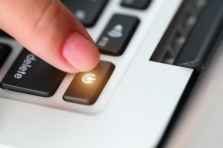 Pour l’Homme digital, le risque d’une infobésité et d’une incapacité à se déconnecter du monde numérique constitue le revers d’une connectivité quasi permanente, contre lequel le CES appelle à réagir. (Photo: Shutterstock)