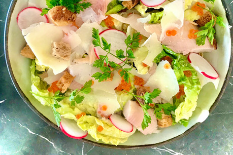 La truite fumée, une alternative à la fois originale, durable et délicieuse au poulet pour la salade César, comme le prouve la carte du Paname. (Photo: Maison Moderne)