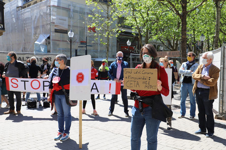 Des manifestants se sont regroupés devant le Cercle Cité, où avait lieu le vote des députés sur le projet de loi visant à approuver le Ceta. (Photo: Chambre des députés)