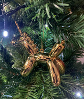 Le «Balloon Dog» en licorne a la côte, sur le sapin. ((Photo: Smets))