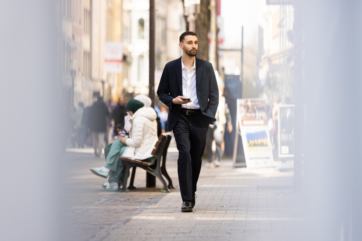 Romain porte un polo en coton AIRism d'Uniqlo (29,90 €). Eva Krins (Maison Moderne)