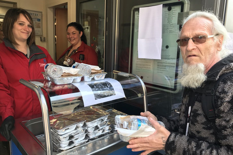400 repas sont distribués par jour à Esch et à Hollerich le midi, de 11h30 à 15h30, par les travailleurs sociaux de Stëmm vun der Strooss. (Photo: Stëmm vun der stroos)