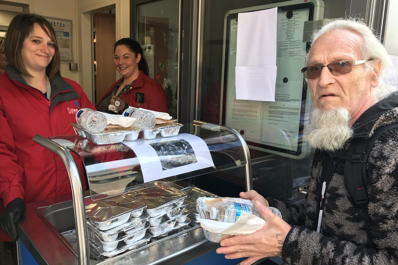 400 repas sont distribués par jour à Esch et à Hollerich le midi, de 11h30 à 15h30, par les travailleurs sociaux de Stëmm vun der Strooss. (Photo: Stëmm vun der stroos)