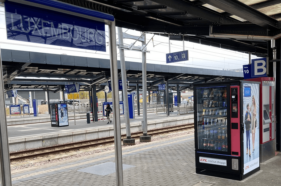 Une offre bien pratique pour les voyageurs, disponible directement sur le quai. (Photo: Dallmayr Distribution Automatique Luxembourg)