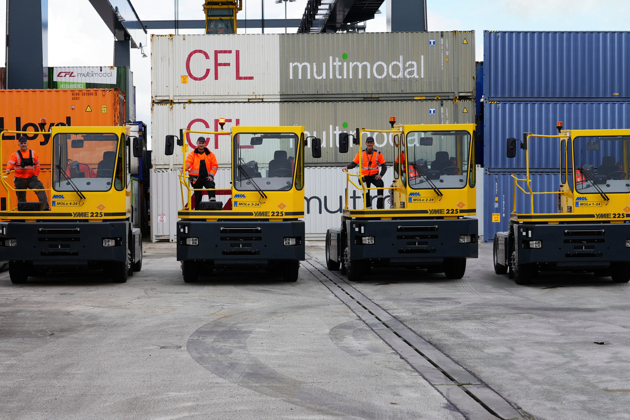 Thanks to these new tractors, the intermodal terminal plans to reduce its diesel consumption from 144,770 litres in 2022 to around 30,000 litres by 2025. Photo: CFL Terminals