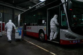 Les bus sont nettoyés et désinfectés entièrement et jusqu'au moindre détail pour assurer la sécurité des passagers et du chauffeur. (Photo: Matic Zorman / Maison Moderne)