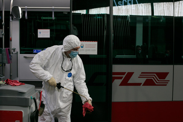 Les bus sont nettoyés et désinfectés entièrement et jusqu'au moindre détail pour assurer la sécurité des passagers et du chauffeur. (Photo: Matic Zorman / Maison Moderne)