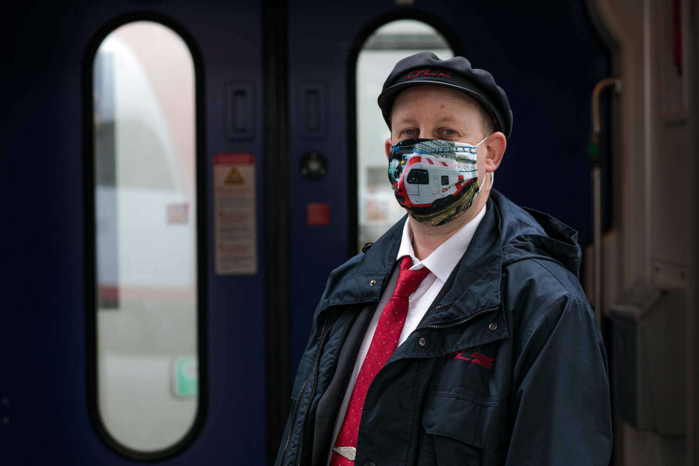 Le personnel des CFL est également protégé par des masques. (Photo: Matic Zorman / Maison Moderne)