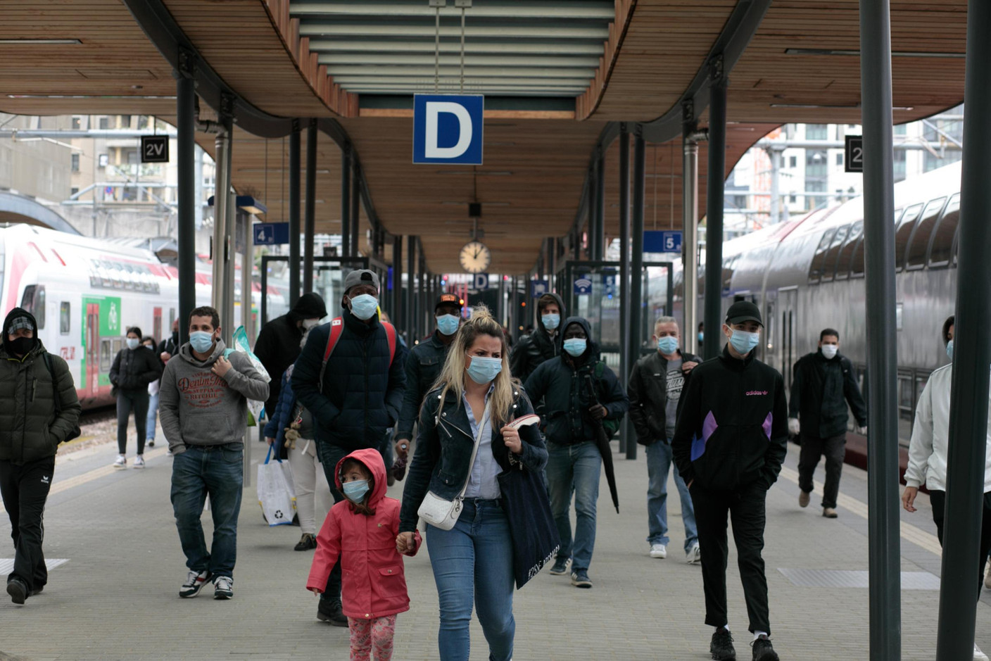 Le port du masque est obligatoire dans les trains, les bus, les salles d'attente et sur les quais. (Photo: Matic Zorman / Maison Moderne)