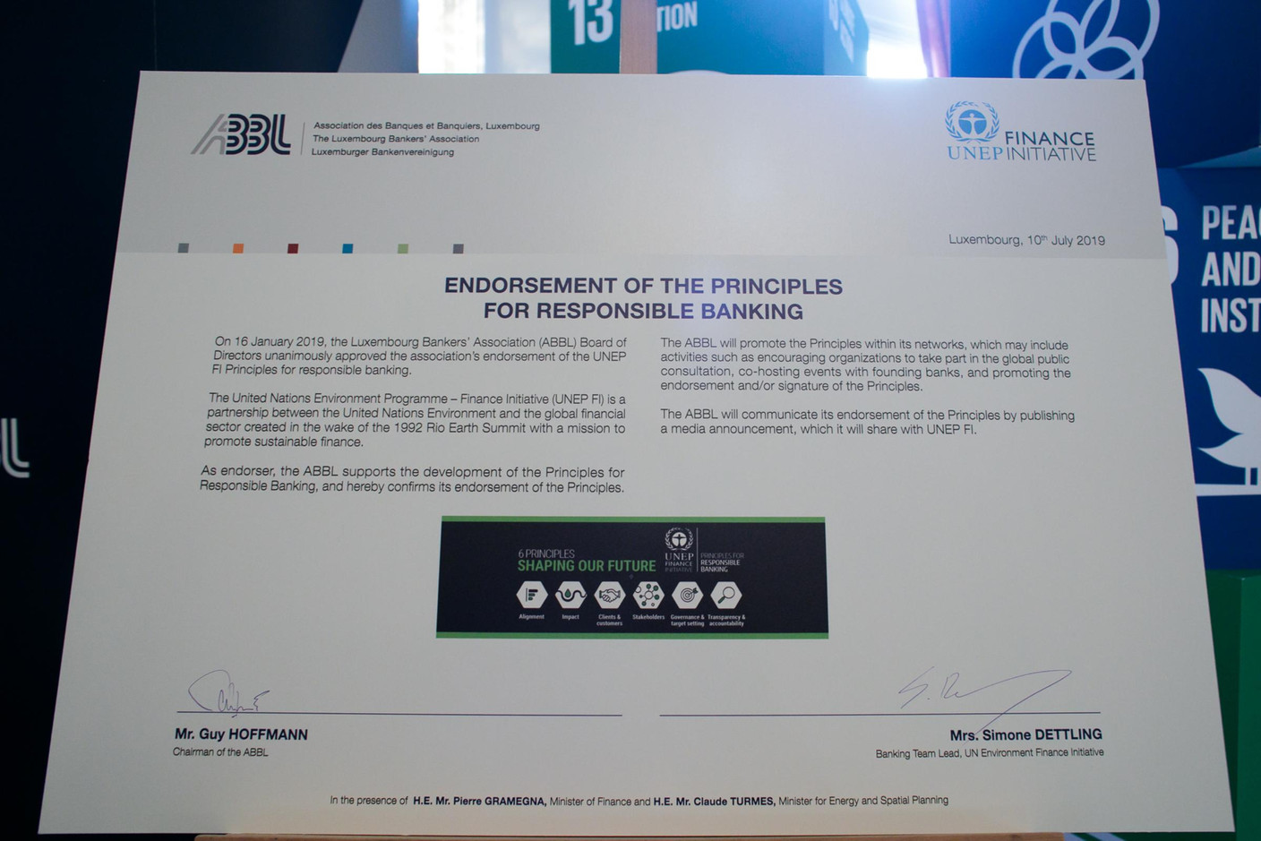 Signature de l'adhésion aux principes pour un système bancaire responsable (Photo: Matic Zorman)