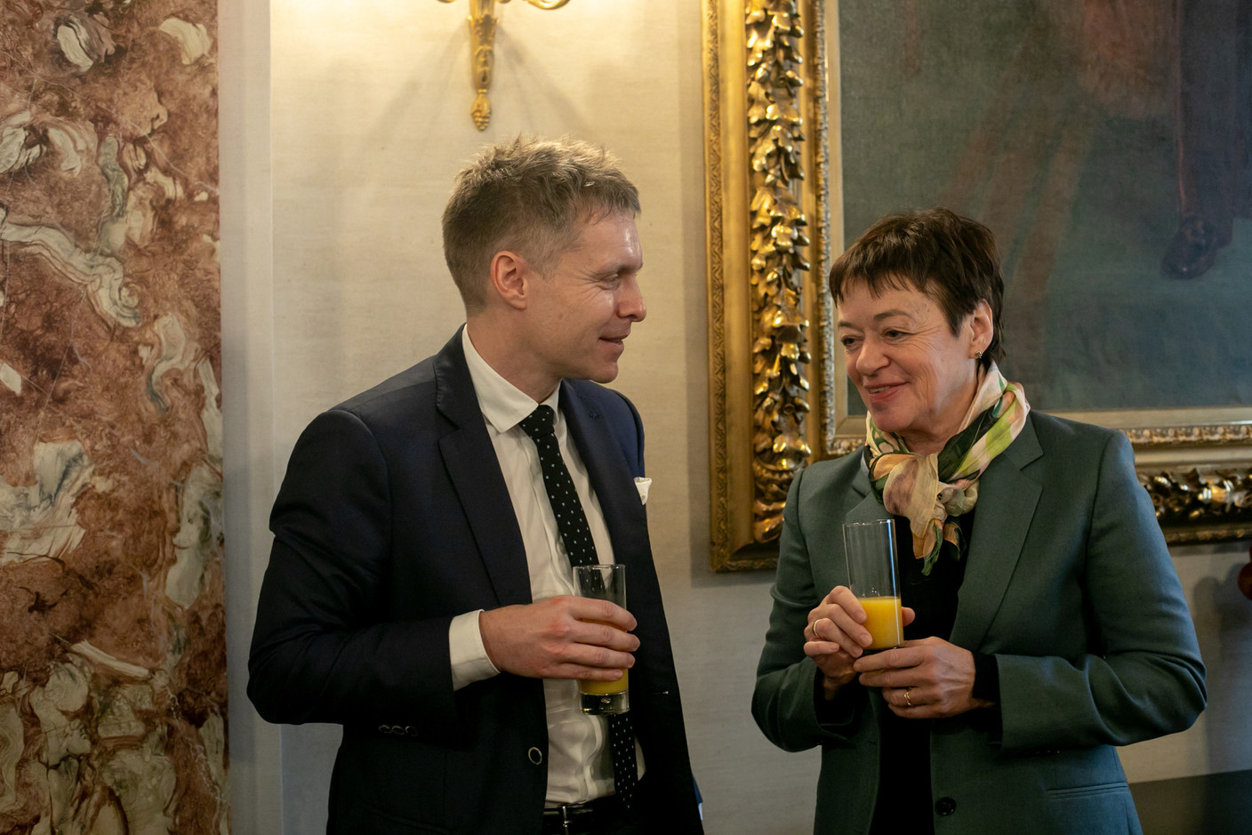 Amongst others, the Secretary General of the Chamber of Deputies Laurent Scheeck, here with Josée Lorsché (déi gréng), was present. Photo: Matic Zorman