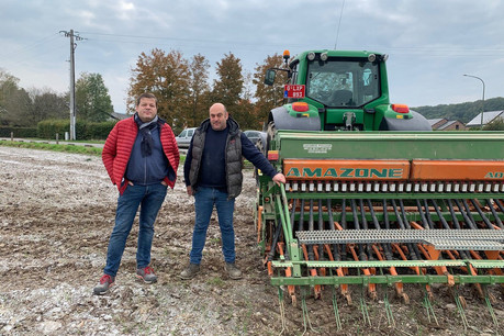 Les deux associés ont semé leur champ voici quelques semaines. Le blé sera récolté à la fin du mois d’août. (Photo: Vincent Demelenne)
