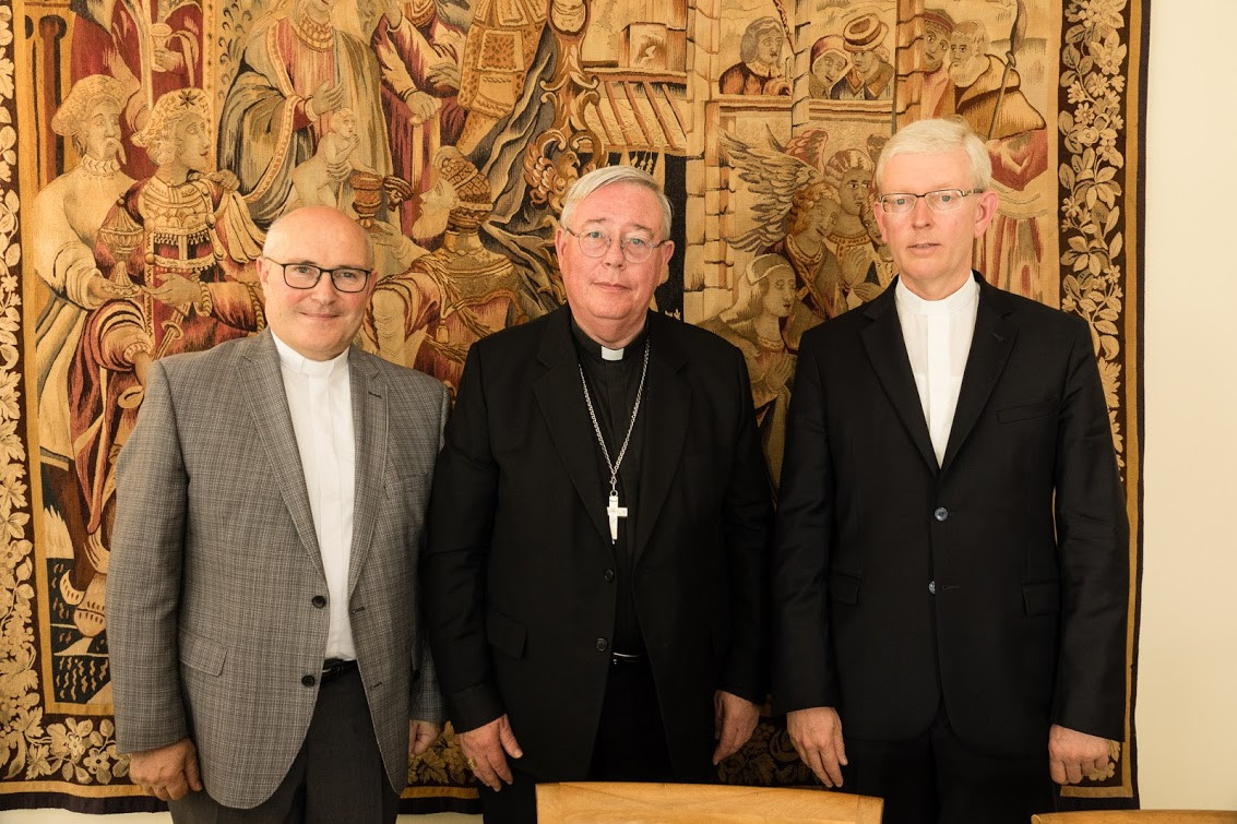 Leo Wagener (à gauche) et Patrick Muller (à droite) entourent l’archevêque de Luxembourg, Jean-Claude Hollerich. (Photo: Archevêché de Luxembourg/SCP)