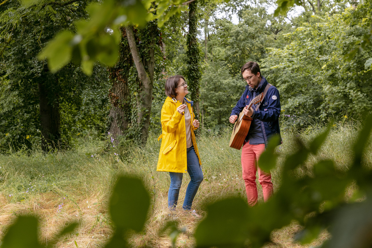 Un duo dynamique: Tiffany Saska et le guitariste Laurent animent les promenades de chant dans la nature au Luxembourg. (Photo: Romain Gamba/Maison Moderne)